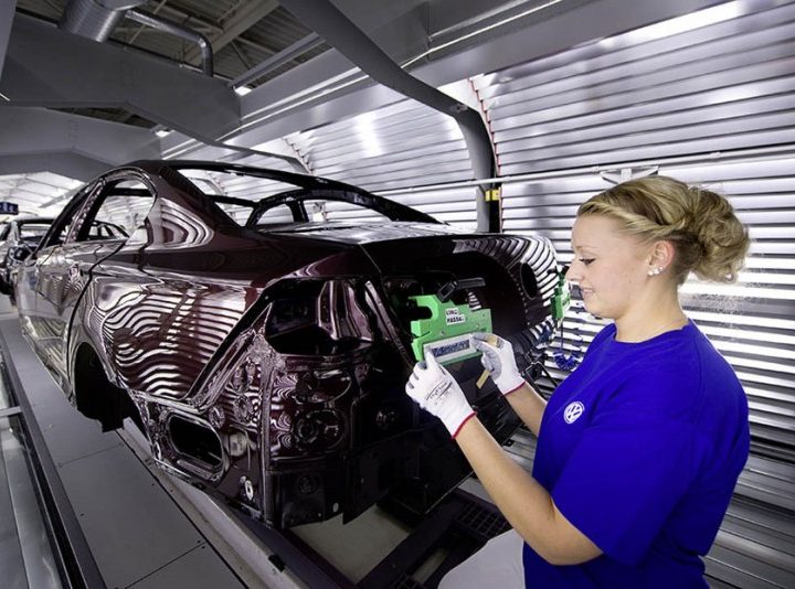 Volkswagen snijdt in bonussen personeel 