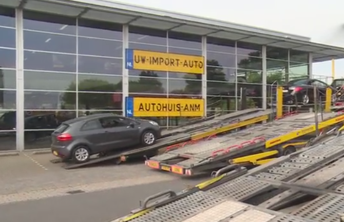 Inbeslagname 120 auto's bij autobedrijf in Almelo 