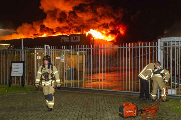 Grote brand Schiedam verwoest bedrijf met race-auto’s 