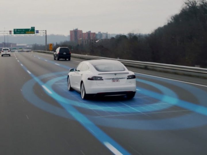 Tesla-autopilot hield vrachtwagen voor een verkeersbord