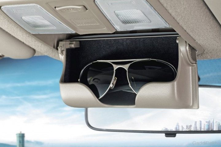 De zonnebril wordt vaak opgeborgen in aparte compartimenten van de auto en daardoor over het hoofd gezien bij het inleveren van het voertuig.