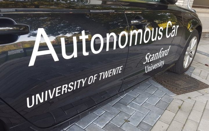 Onderzoekers Stanford experimenteren met zelfrijdende auto op UT-campus