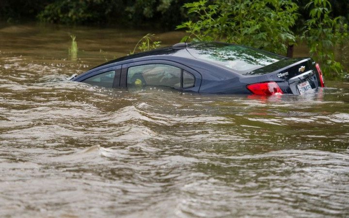 Zeker 100.000 auto’s vernield bij overstromingen VS