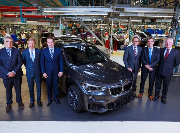 Eerste 'Nederlandse' BMW X1 rolt van band bij VDL