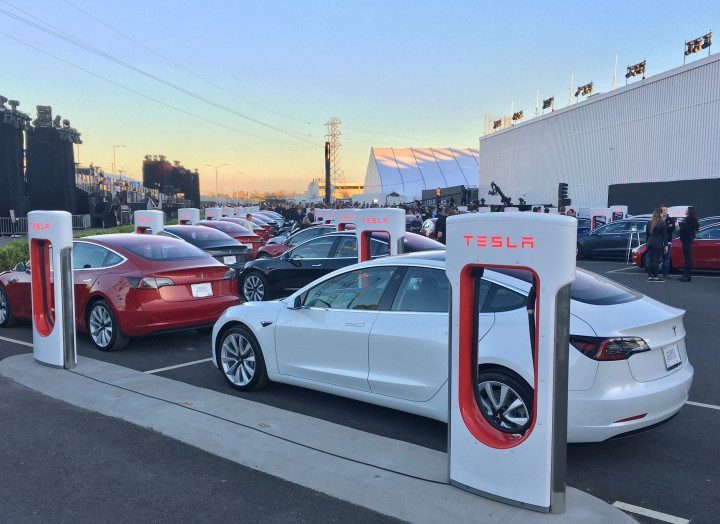 Tesla zet 400 man op straat