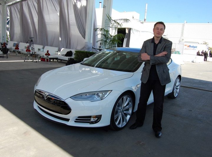 Analyse: Hele autowereld valt over Tesla heen
