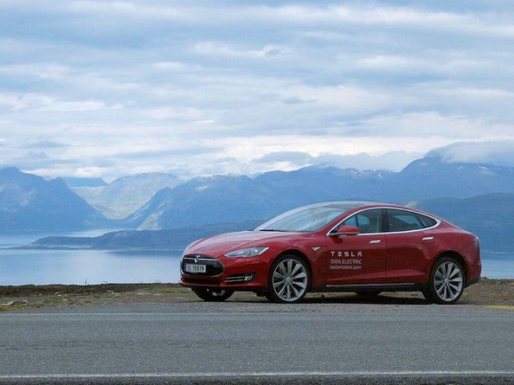 Tesla voert ranglijst elektrische auto’s aan over 2018