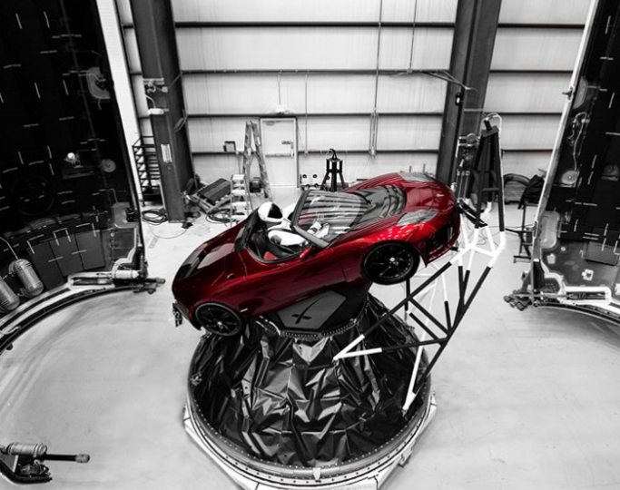 Tesla schiet een Roadster de ruimte in 