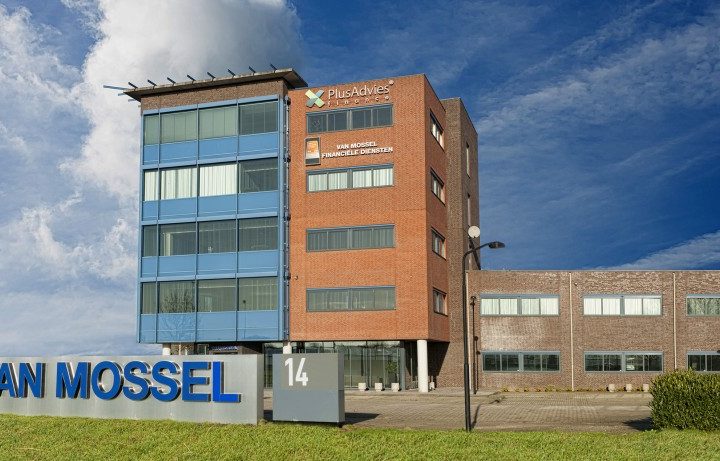 Van Mossel lijft Laurens Autoschade en Autoverhuur Rijnmond in