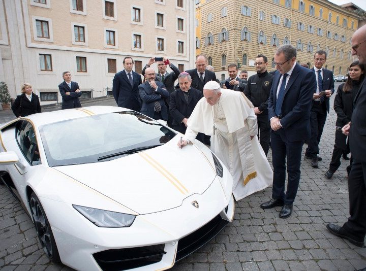 Lamborghini van Paus afgehamerd op 715.000 euro