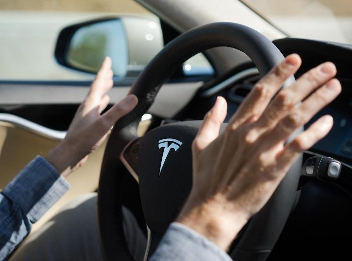 Tesla op Autopilot knalt tegen politie-auto