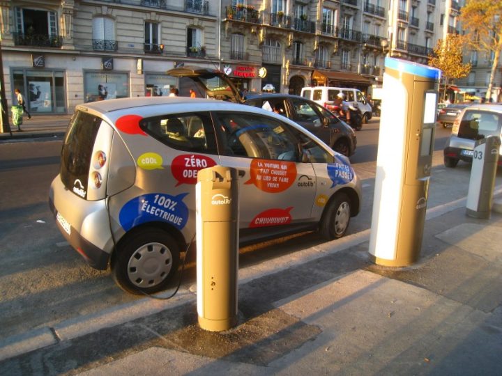 Autodeler eist kwart miljard van Parijs