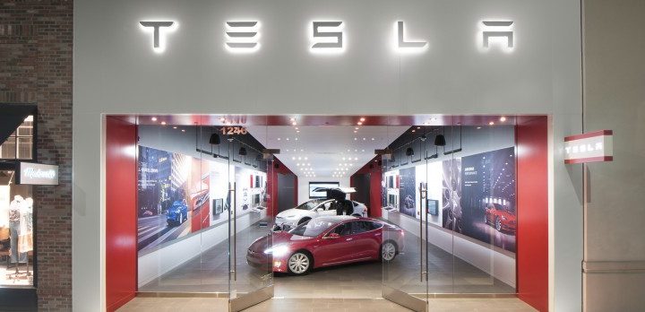 Jo-jo beleid bij Tesla: winkels blijven open, auto’s duurder