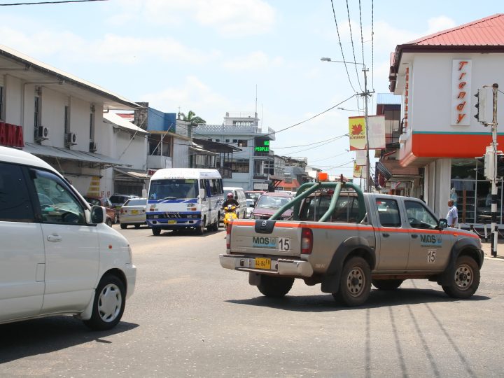 Surinamers in de rij voor wegenbelasting