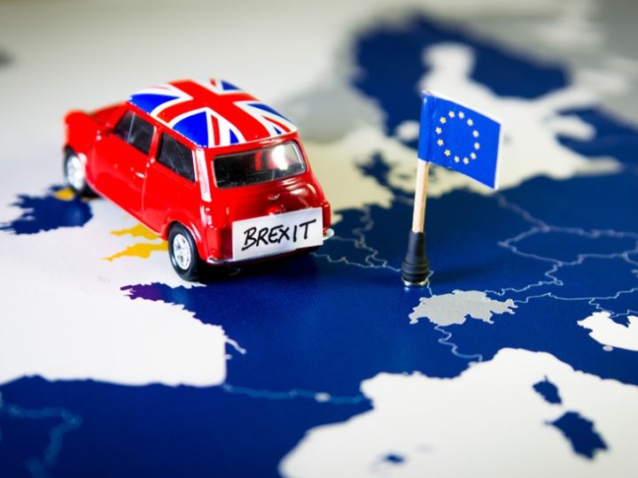 De Europese auto-industrie waarschuwt nog een keer voor de risico's van een no-deal Brexit. (