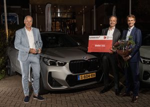 BMW iX1 wint de trofee voor Beste Nieuwkomer 2024.