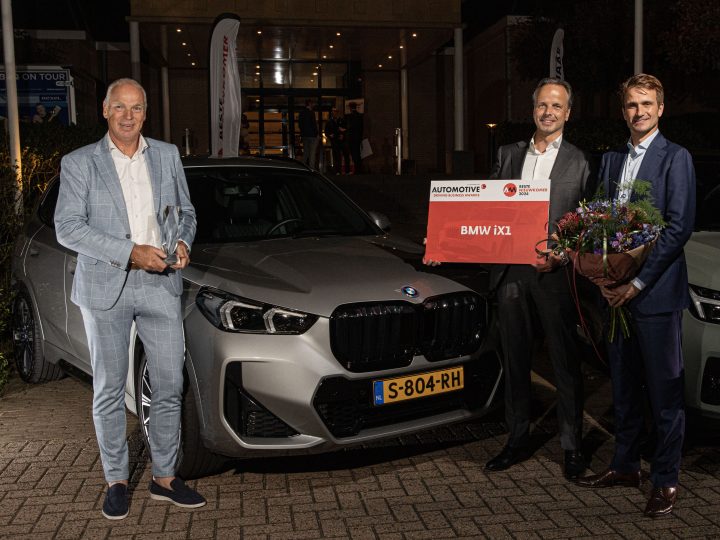 BMW iX1 wint de trofee voor Beste Nieuwkomer 2024.