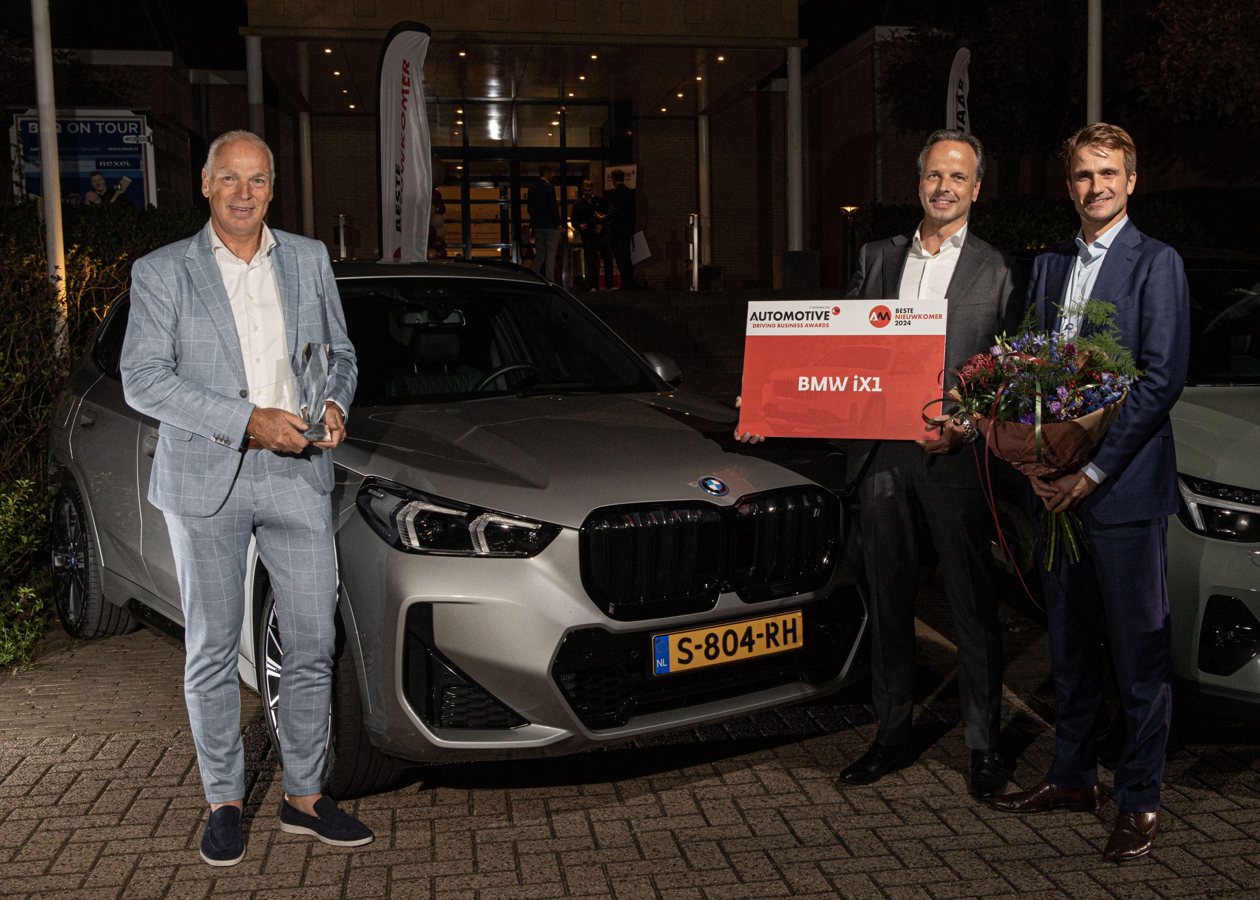 BMW iX1 wint de trofee voor Beste Nieuwkomer 2024. 