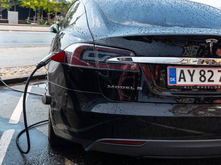 Een auto van Tesla in Denemarken.